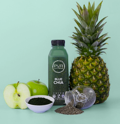blue spirulina juice with chia seeds and apple
